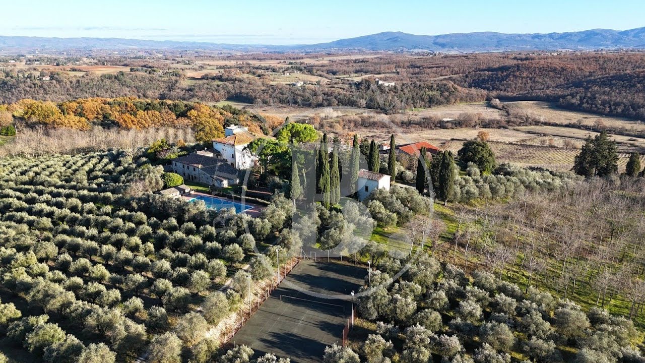 Affascinante azienda agrituristica con 63 Ha di terreno, vigneto ed oliveto, nel cuore della Toscana