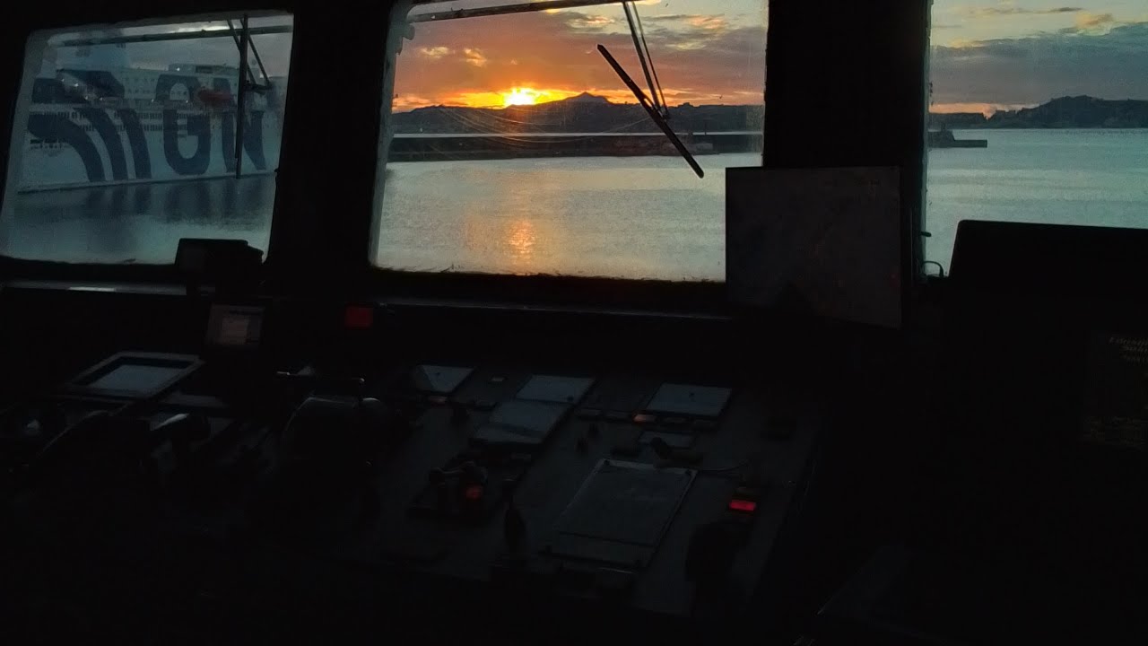 Manovra di arrivo e di partenza dal porto di Procida  con il M/T Nereide 31/12/2024 ultimo video