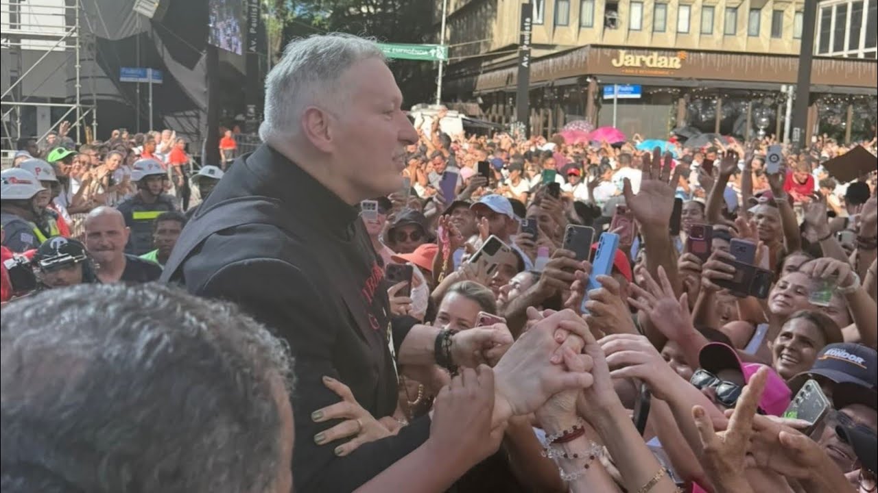 Padre Marcelo Rossi invadi show de Frei Gilson e faz surpresa 
