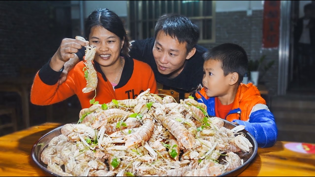 夜宵隨便買半桶皮皮蝦做椒鹽，再開壹箱啤酒，給電瓶哥饞壞了