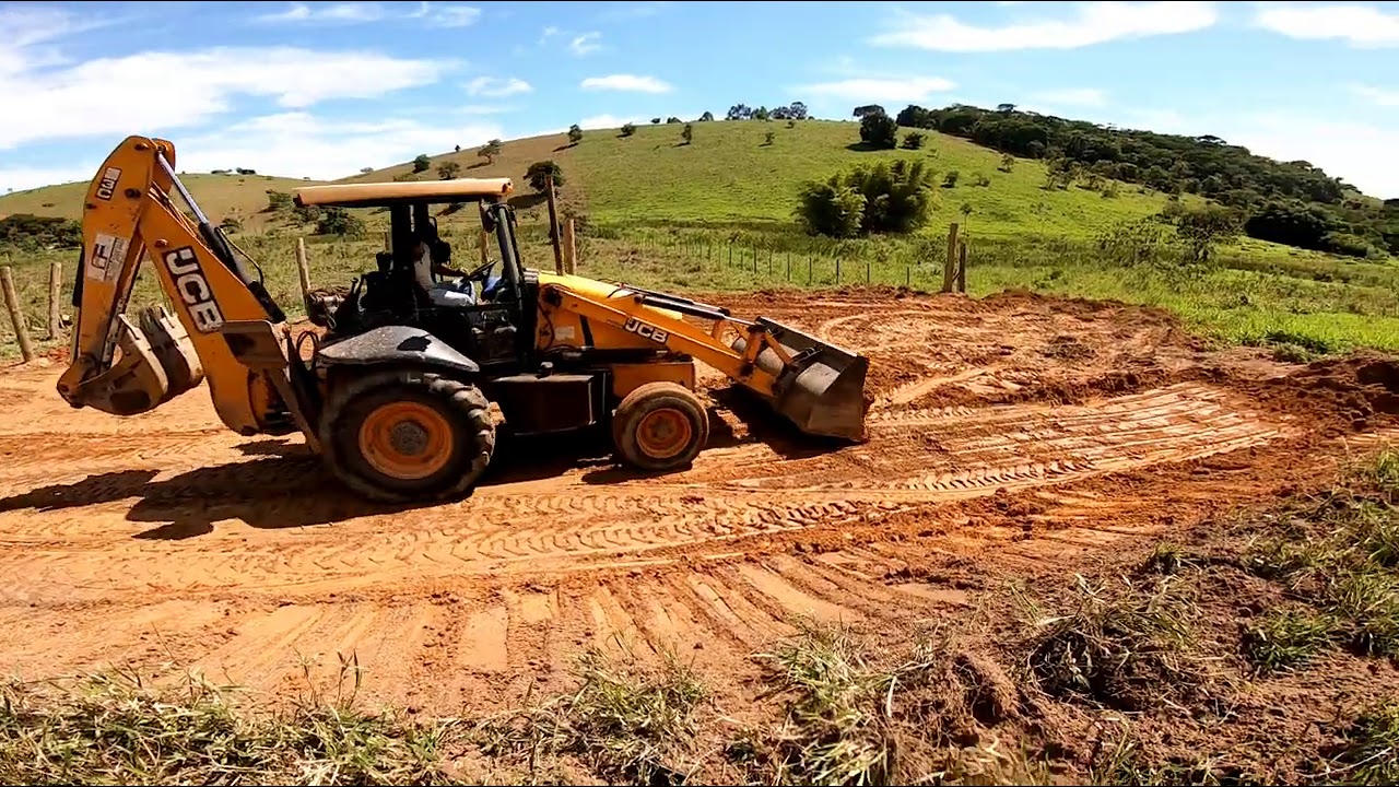 Retroescavadeira Fazendo Serviço de Terraplanagem ( Episódio 1 de 2)