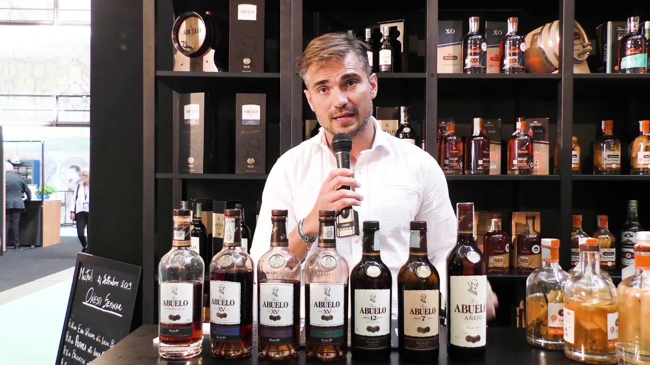 Crist&oacute;bal Srokowski di Ron Abuelo allo stand di OnestiGroup al Roma Bar Show