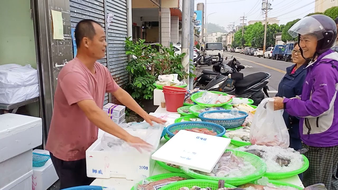 客人一波接一波！阿源超值海鮮賣到手都忙不過來！  阿源海鮮拍賣@台中豐原