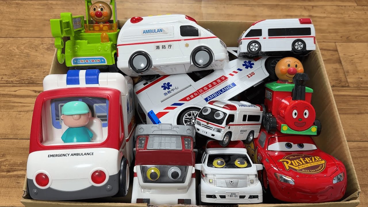 救急車とアンパンマンのミニカーが大集合して、坂道を緊急走行します🌟