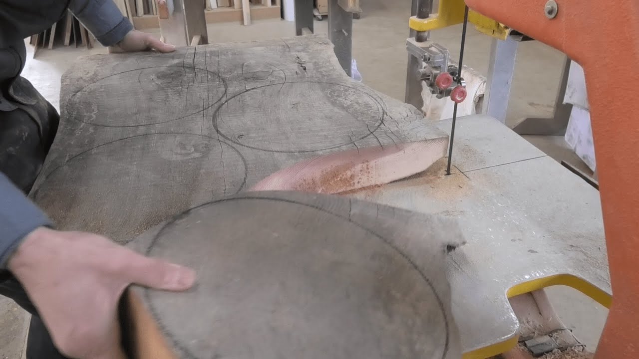 [製作風景]杉の一枚板から切り出して作るスツール