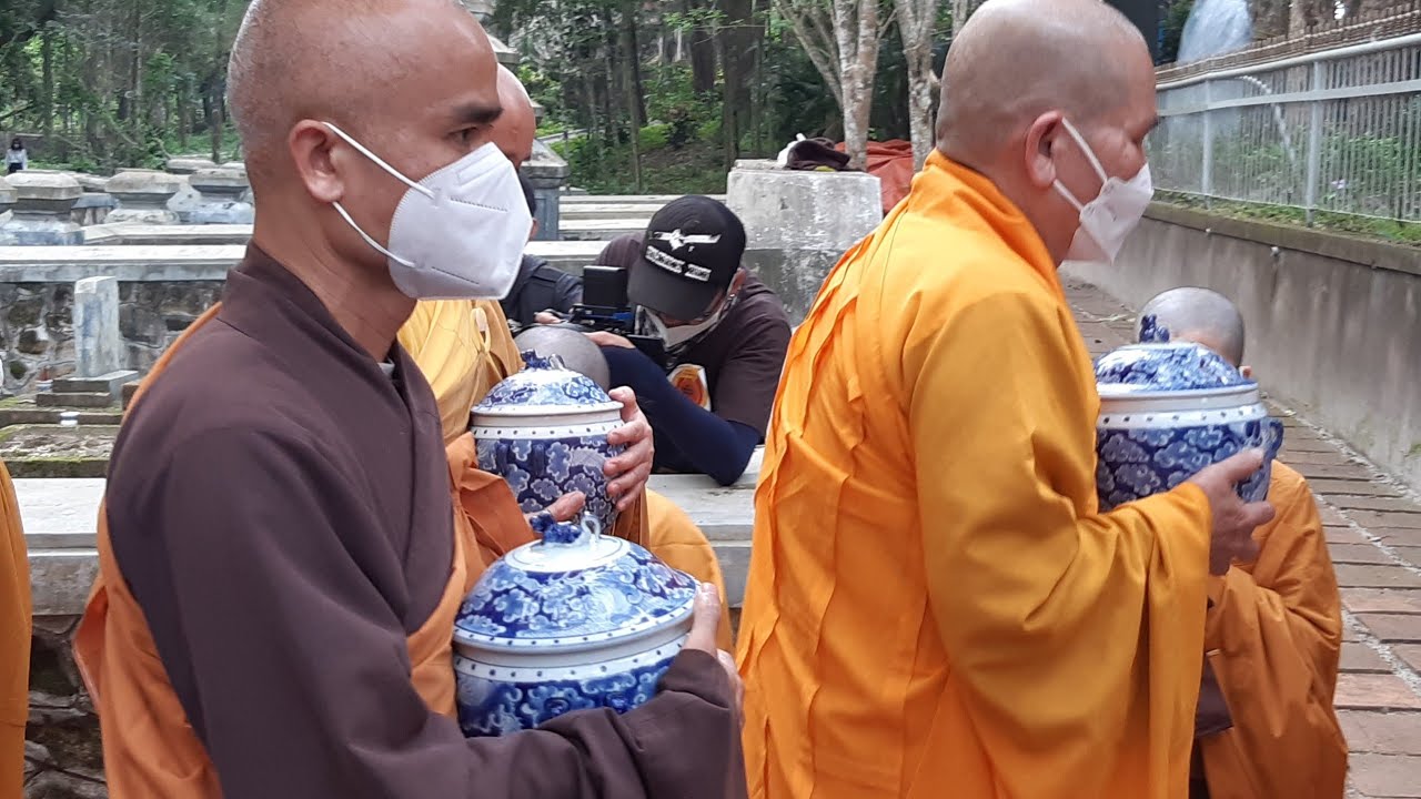 Toàn cảnh cung thỉnh xá lợi, tro cốt Thiền Sư Thích Nhất Hạnh về chùa Từ Hiếu (Huế)