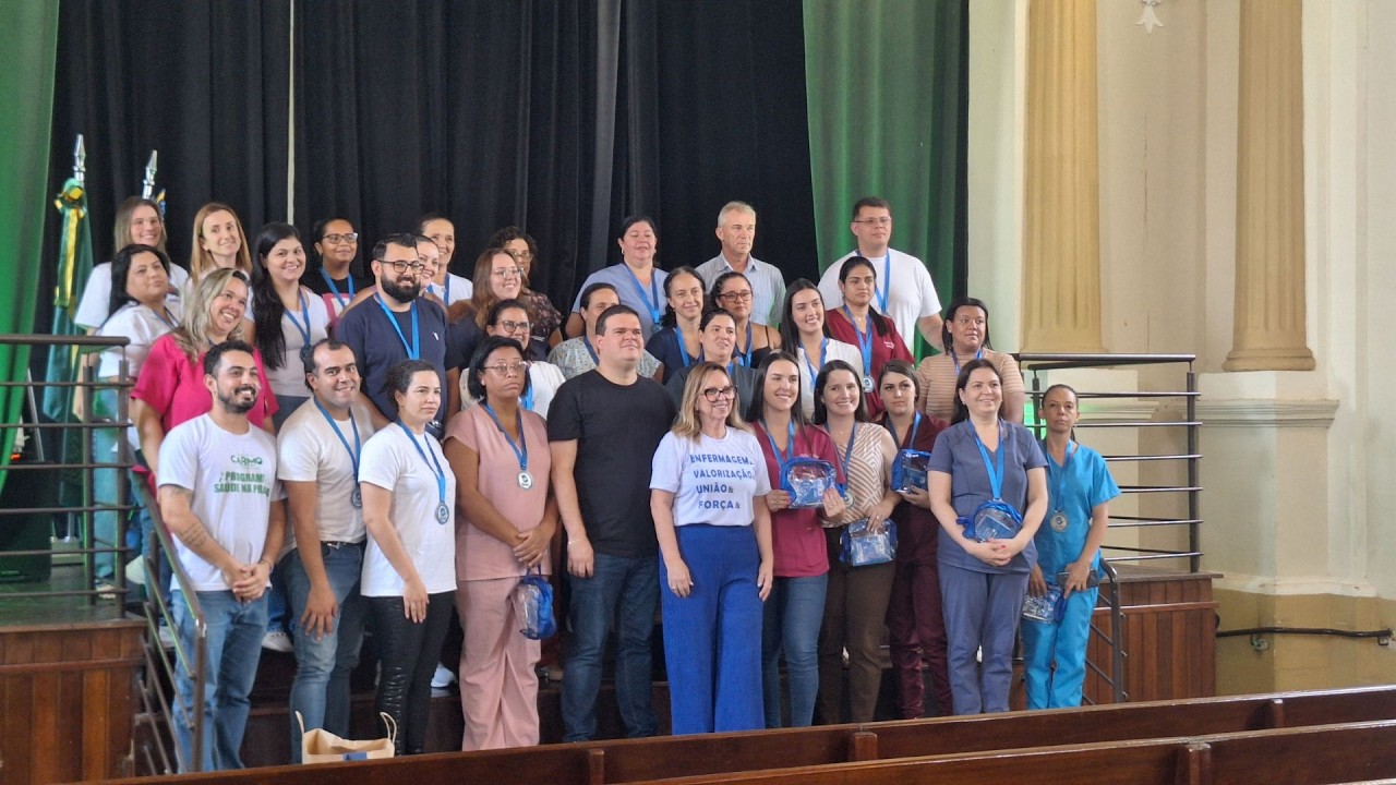 PRESIDENTE DO COREN-MG VISITA ENFERMEIROS EM CARMO