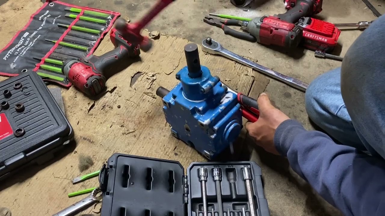 Fixing the gearbox for the Ford 930 finish mower