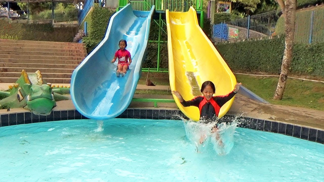 BERMAIN PEROSOTAN AIR SEPUASNYA Kids Playing Water & Slide in The Swimming Pool