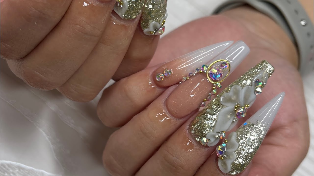 Watch me work | coffin & stiletto shaped nails | nude to white ombré | 3D nail art | Gold glitter