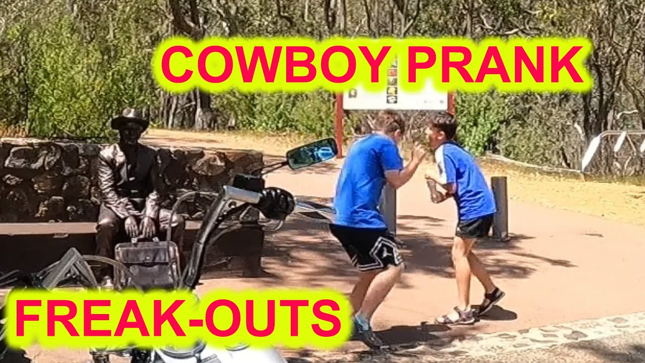 #Cowboy_prank and Freak-outs reactions. lelucon statue prank. luco patung.Funny Loud Screams