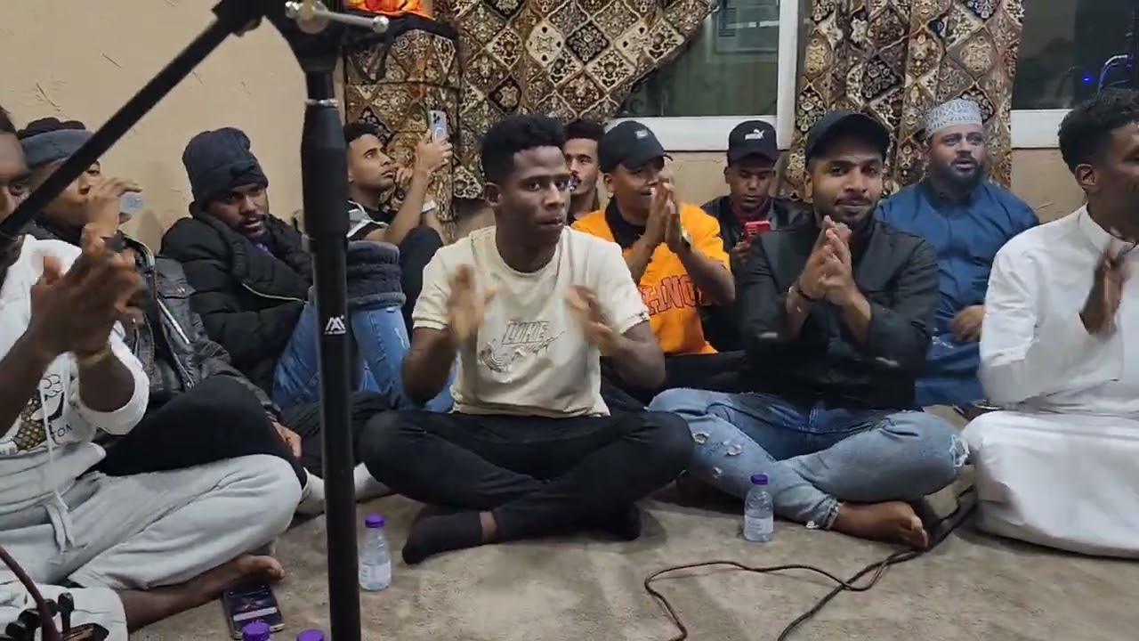 الفنان عمر الهدار هم يحسبوني الناس مرتاح سالي من جلستنا ليلة امس بمنزلنا بالرياض🦜🌴💚