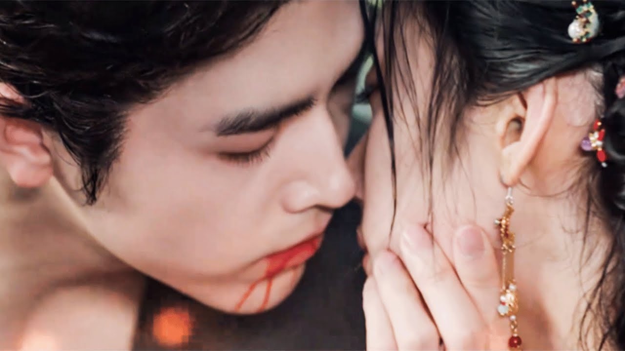 现代灰姑娘穿越后痛经跌落魔王浴池，下秒竟被亲吻喂血！💗#cdrama #drama