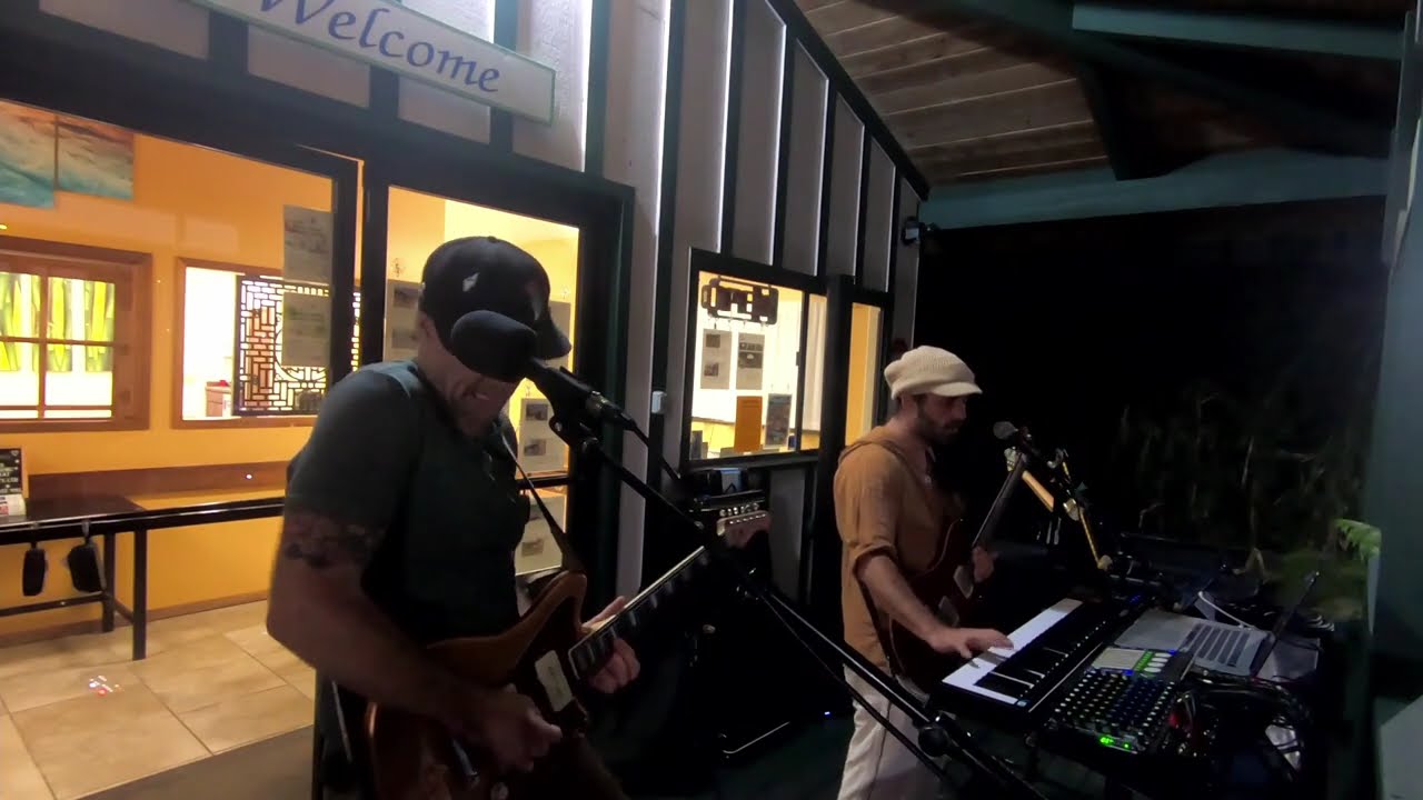 LIVE LOOPING DUO- Set ending Jam @ Downtown Pahoa Second Saturday 🎶🎸🎹🎶