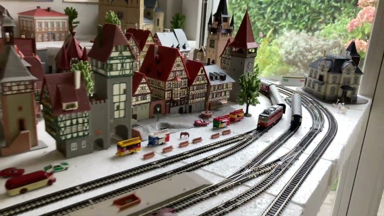 11 Minute Continuous Run – Re 4/4 II ‘Cremeschnitte’ with Passenger Train | N Scale