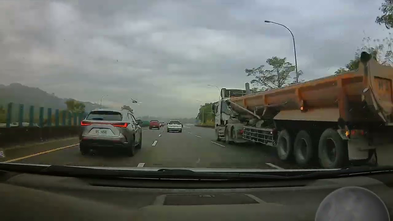 要路權時是汽車 塞車時是機車