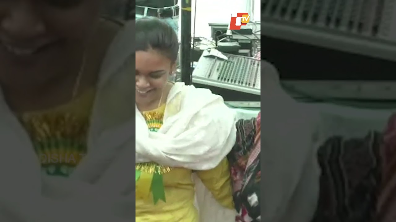 Naba Das&rsquo; daughter Dipali dances with locals in public meeting in Jharsuguda