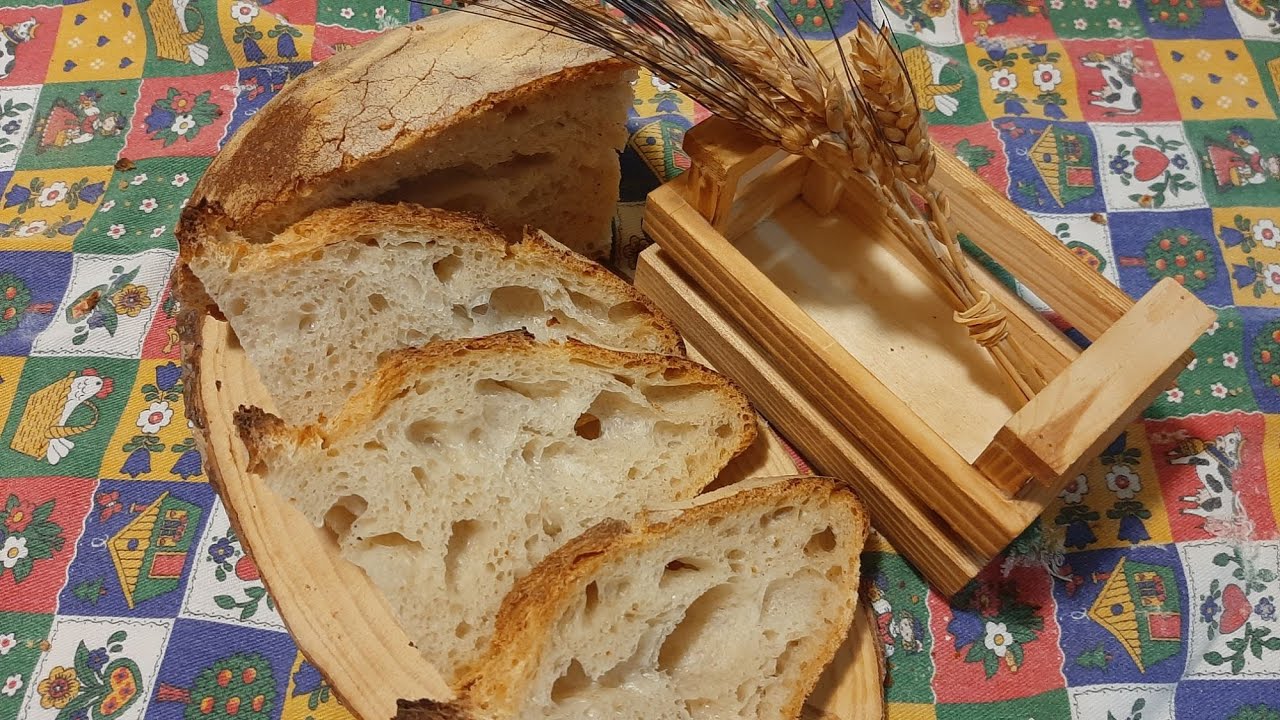 Pagnotta di pane bianco ad alta idratazione