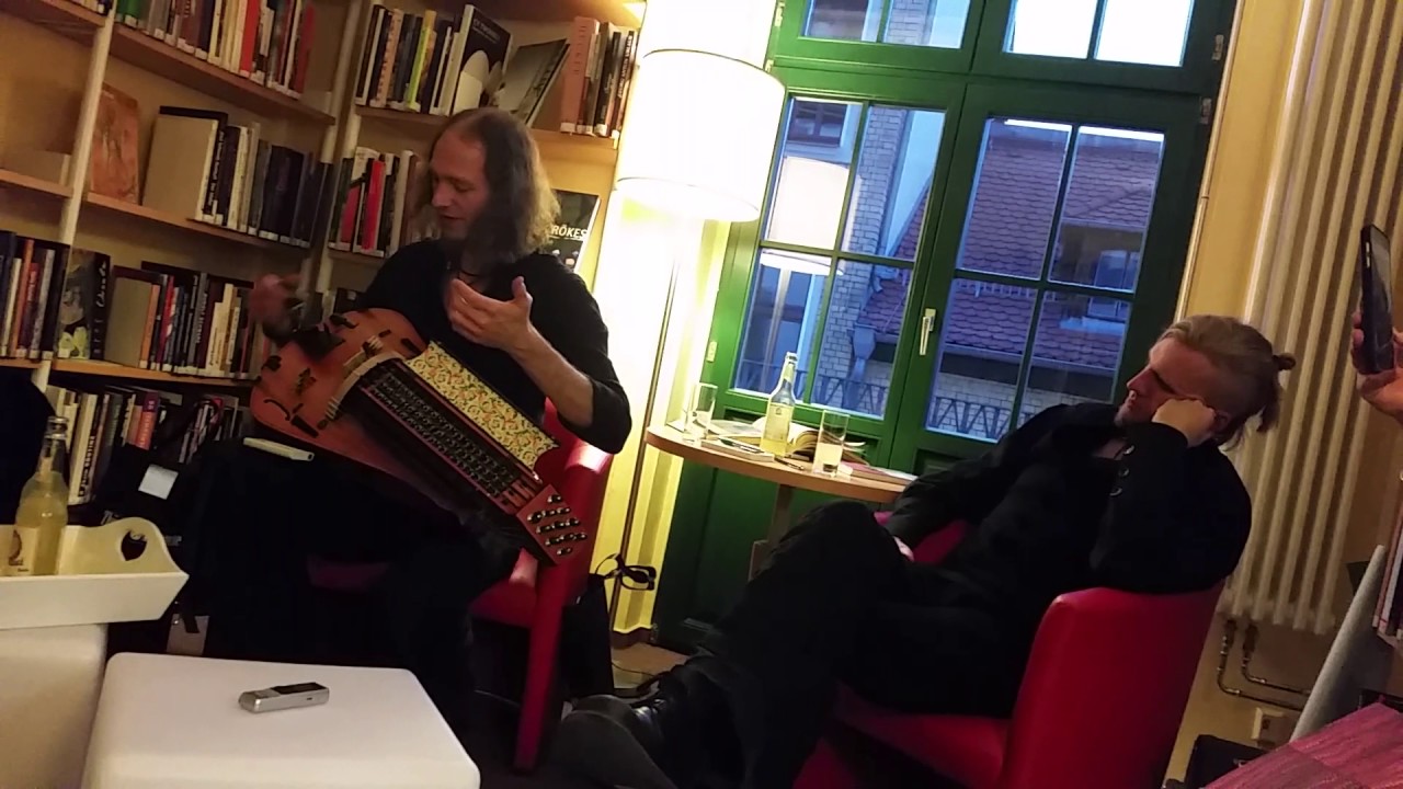 Stephan Groth (Faun) erklärte die Drehleier