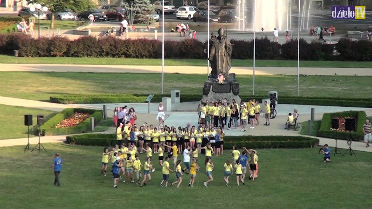 Belgijka z polskimi słowami w wykonaniu stypendystów FDNT. Polski flashmob na Jasnych Błoniach.