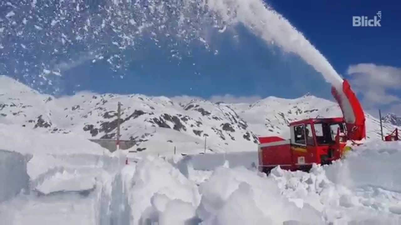 Hier wird die Gotthard-Pass-Strasse freigefr&auml;st