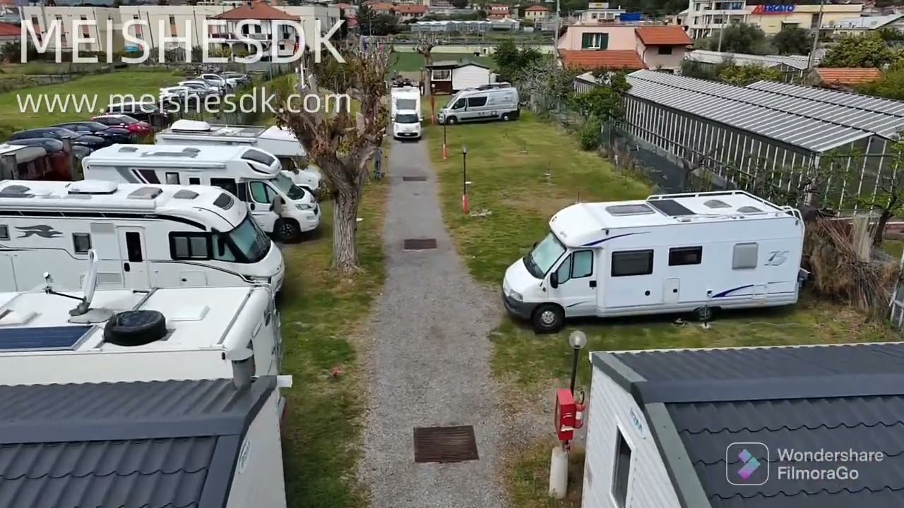 le casette e l'area camper del campeggio Delphis Ceriale