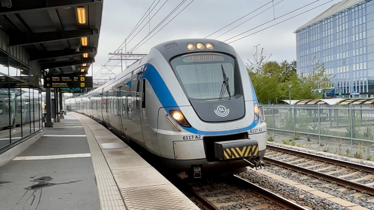 Commuter trains and regional trains in Jakobsberg - September 2025