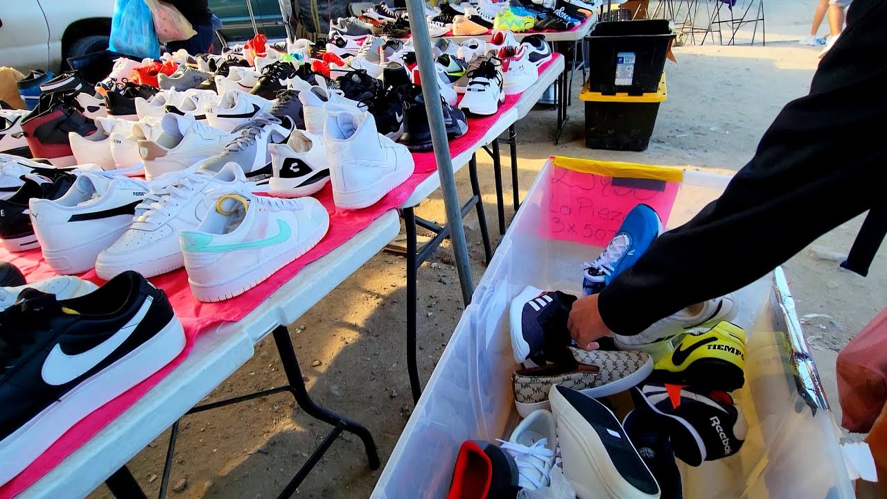 En búsqueda de  tenis en el mercado sobreruedas del pipila tijuana