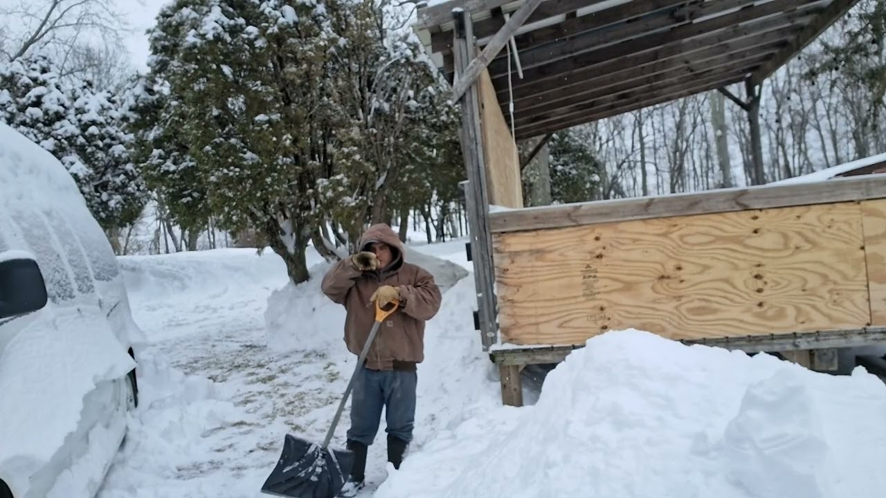 Miren 😱 aquí estoy sacando la nieve miren mucha nieve ⛄️ el mes de febrero ❄️🧑‍🦯