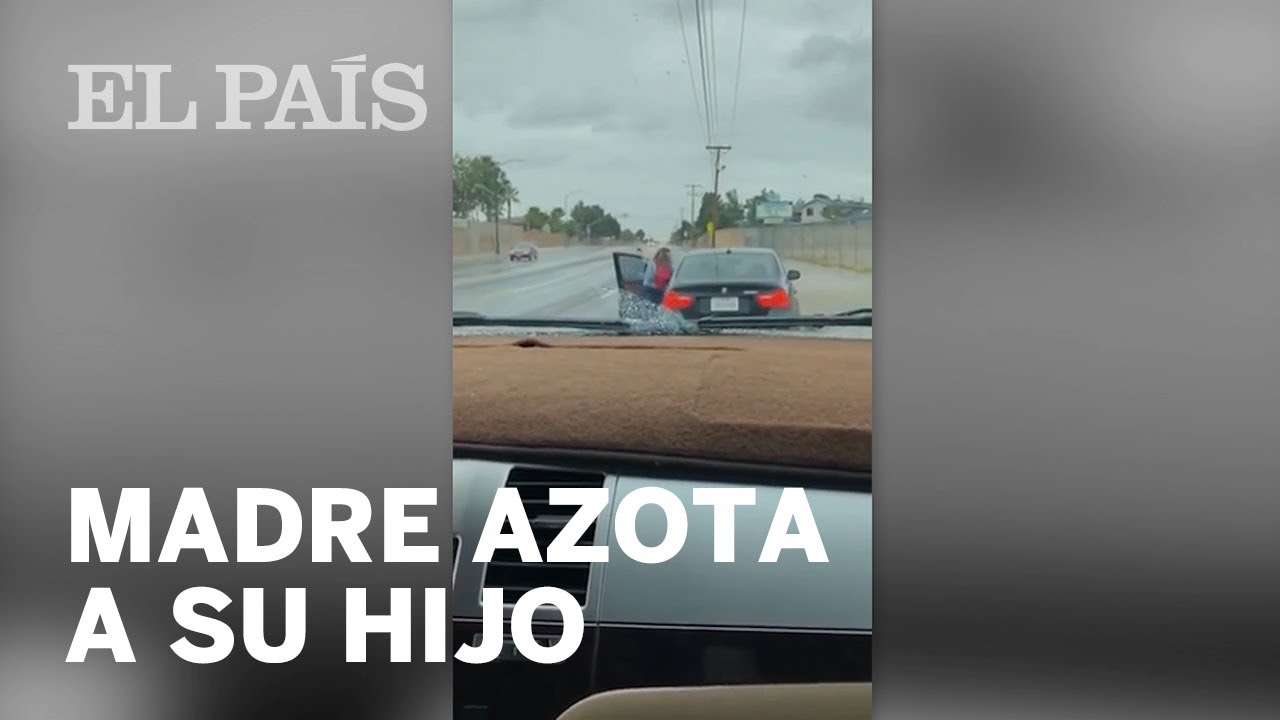 Una madre persigue y azota a su hijo de trece años en medio de la carretera