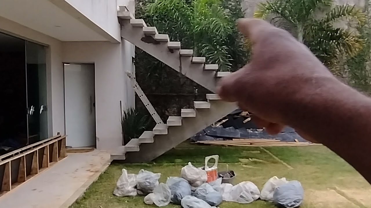 Escada flutuante com viga central   Gama df