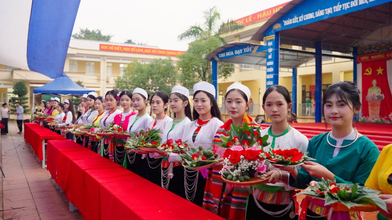 Hội thi Trình diễn trang phục dân tộc Mường - têm trầu - đi cà kheo tại trường THPT Quyết Thắng