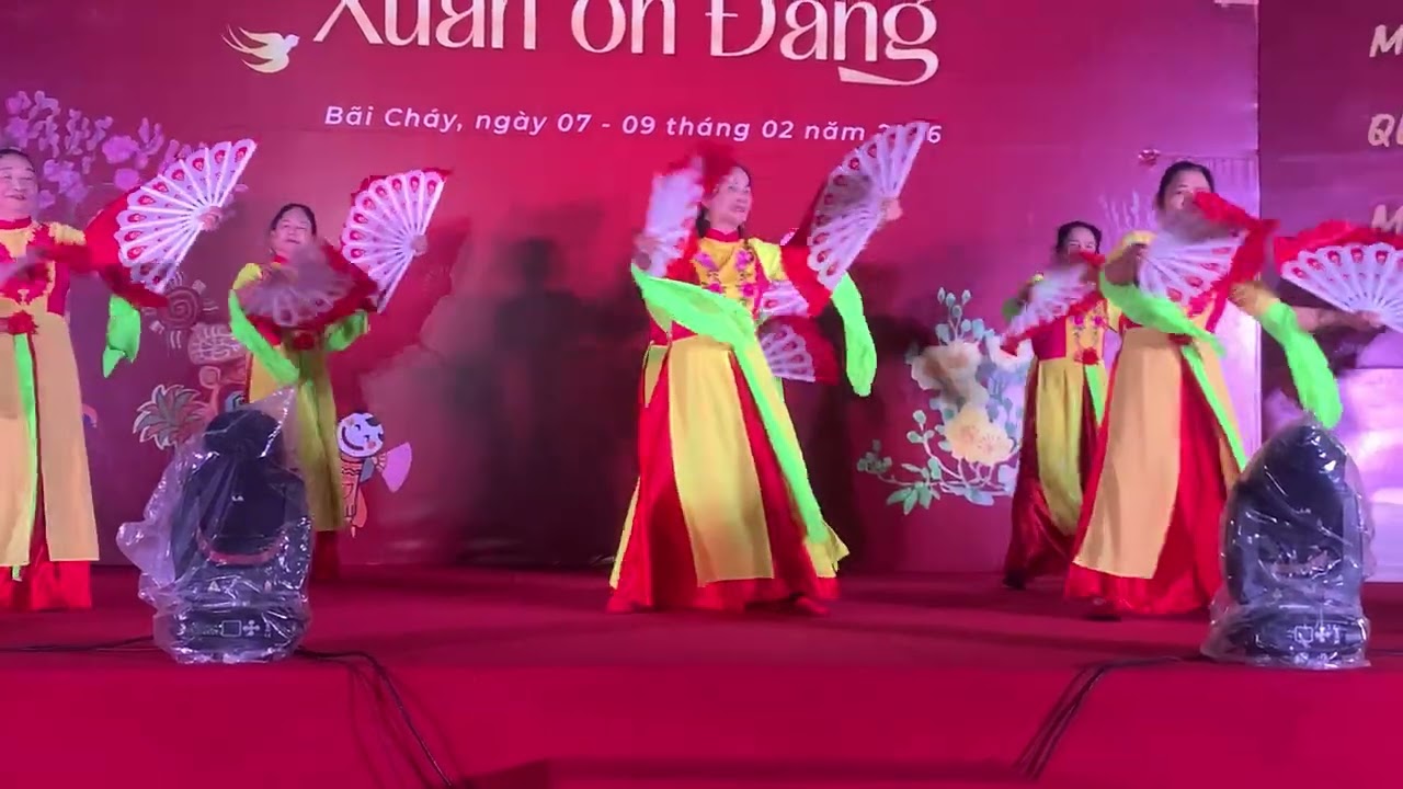 Xuân đẹp làm sao do Câu lạc bộ múa Phố Cảng biểu diễn