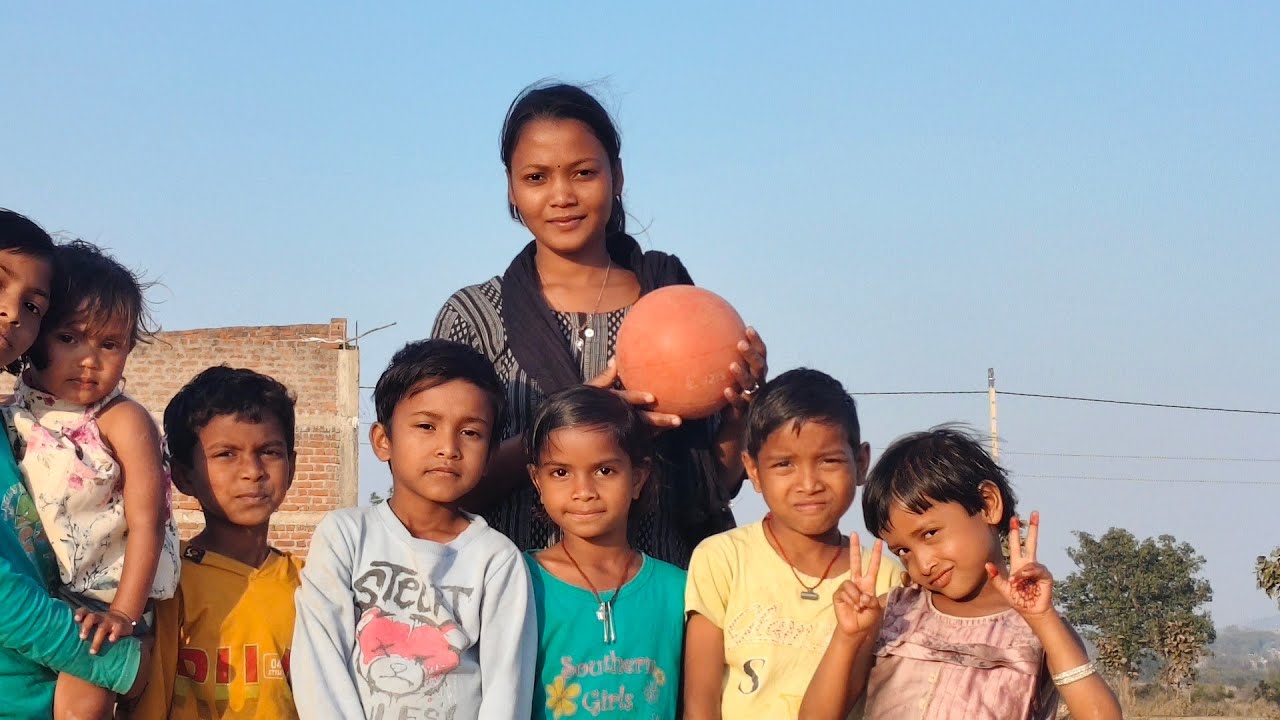 बच्चों के साथ फुटबॉल मैच