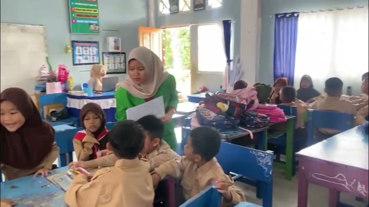 PENGEMBANGAN BAKAT DAN KREATIVITAS ANAK SD PENGENALAN WARNA SKUNDER DAN PRIMER DENGAN KREASI PELANGI