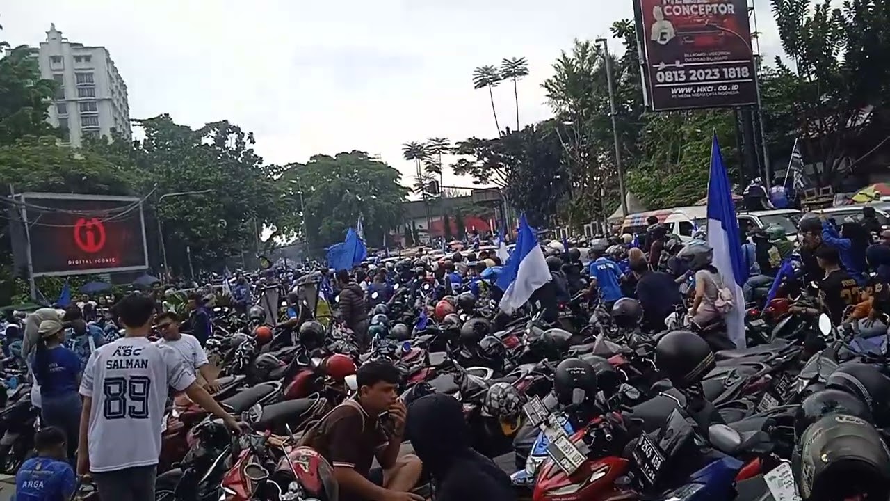 Bobotoh memadati jalan area monumen