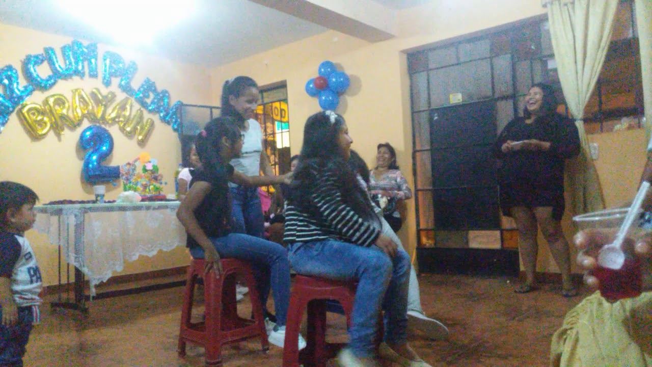 Lo mas gracioso de las niñas en las sillas musicales