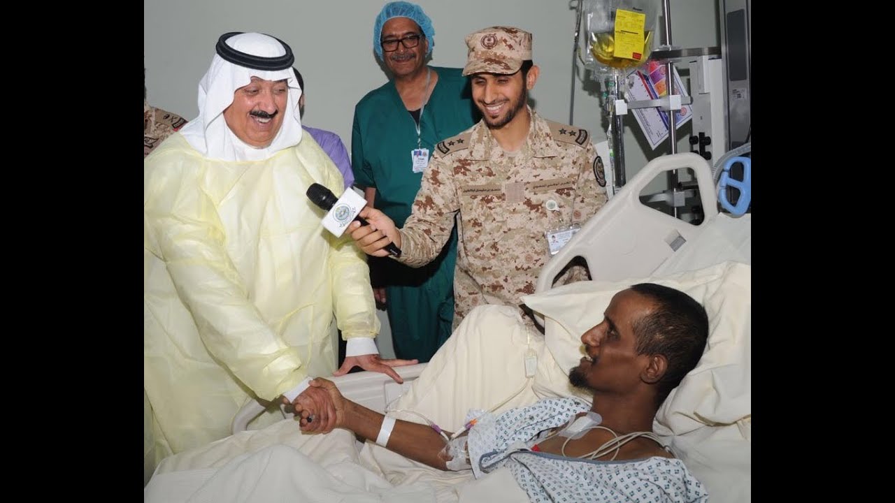 الأمير متعب بن عبدالله يطمئن على الملازم١عبدالله الريثي عقب إصابته أثناء أداء واجبه في الحد الجنوبي‬