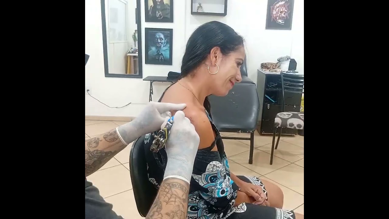 Minha mãe fazendo tatuagem  surpresa 