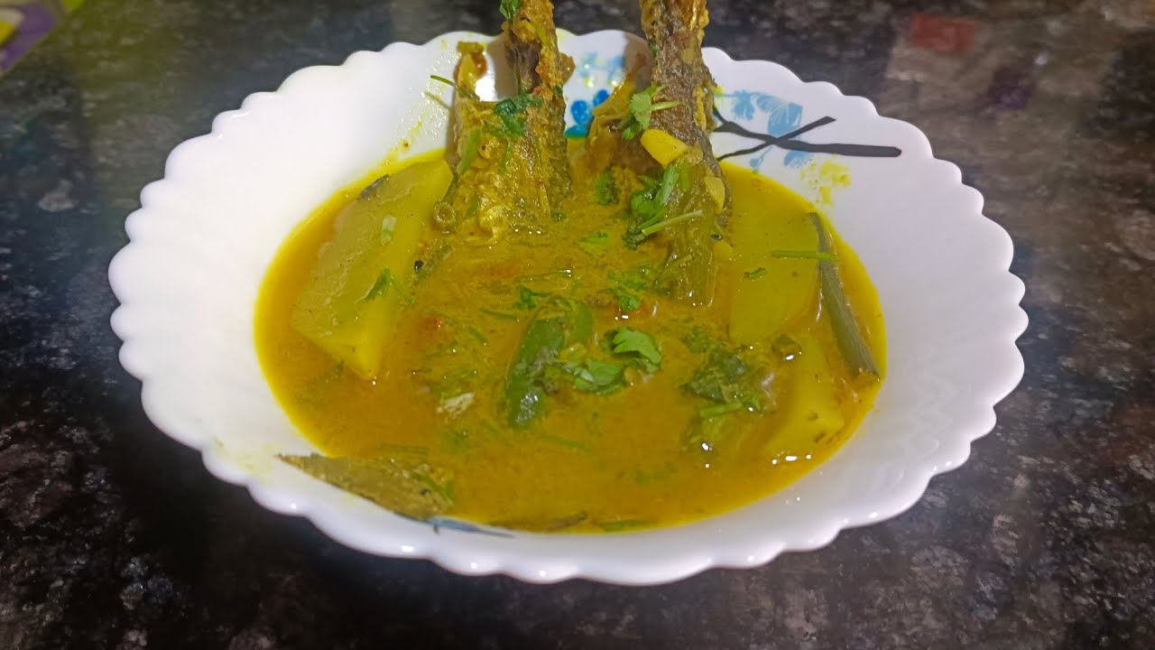 শীতকালে টাটকা পিয়াজকলি আর ধনেপাতা কুচি দিয়ে পার্সে মাছের সর্ষে পোস্ত। Parse macher sorse posto.