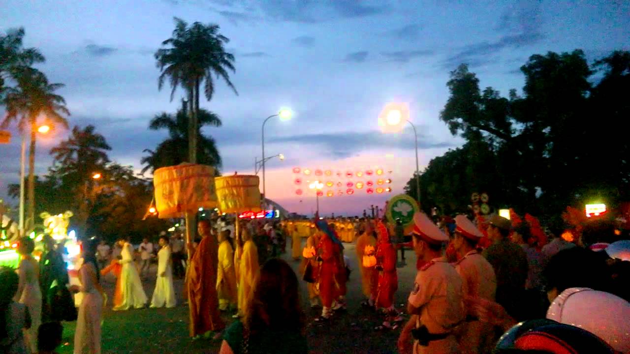 event: The Buddhist night - Trang Tien bridge - Hue city