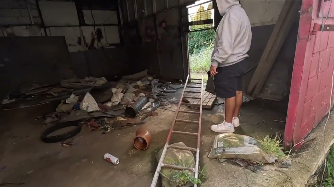 Exploring a Tiny Abandoned House in the Middle of a large town