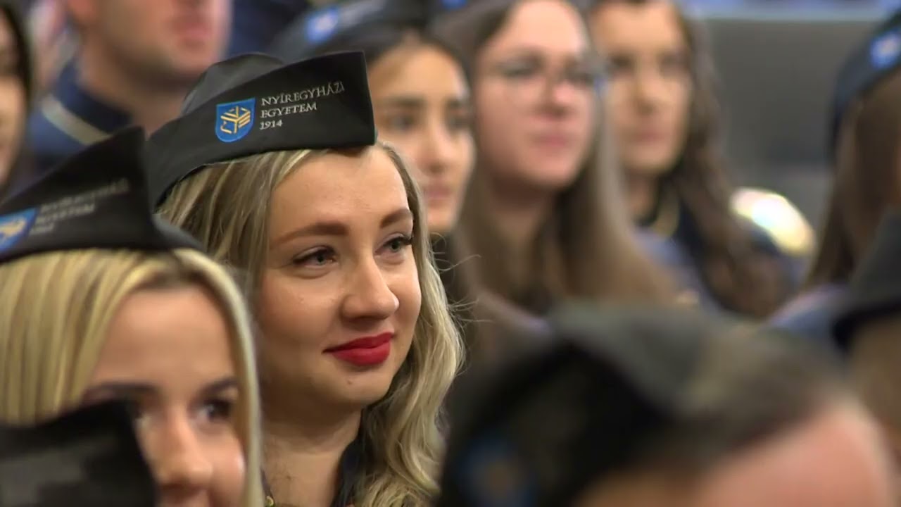 Diplomaosztó – 570-en személyesen vették át a dokumentumokat