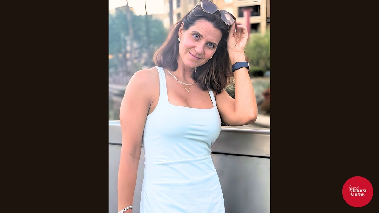 LEAH LAYZ 🌹 Over 50 Model 🌸 Wiki & Biography 🌟 Timeless Charm in Fashion