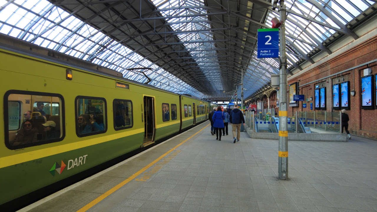 Живописное путешествие на поезде DART из Хоута в Дублин | Ирландия на поезде. Эпизод 5