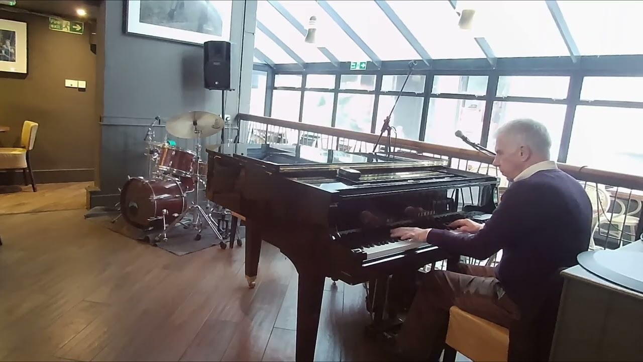 Laughter in the Rain - piano solo
