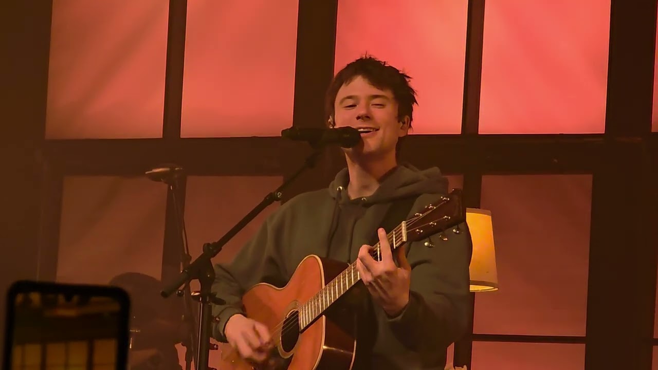 Alec-benjamin singing the arsonist-12-notes-tour-dublin-12-03-2025