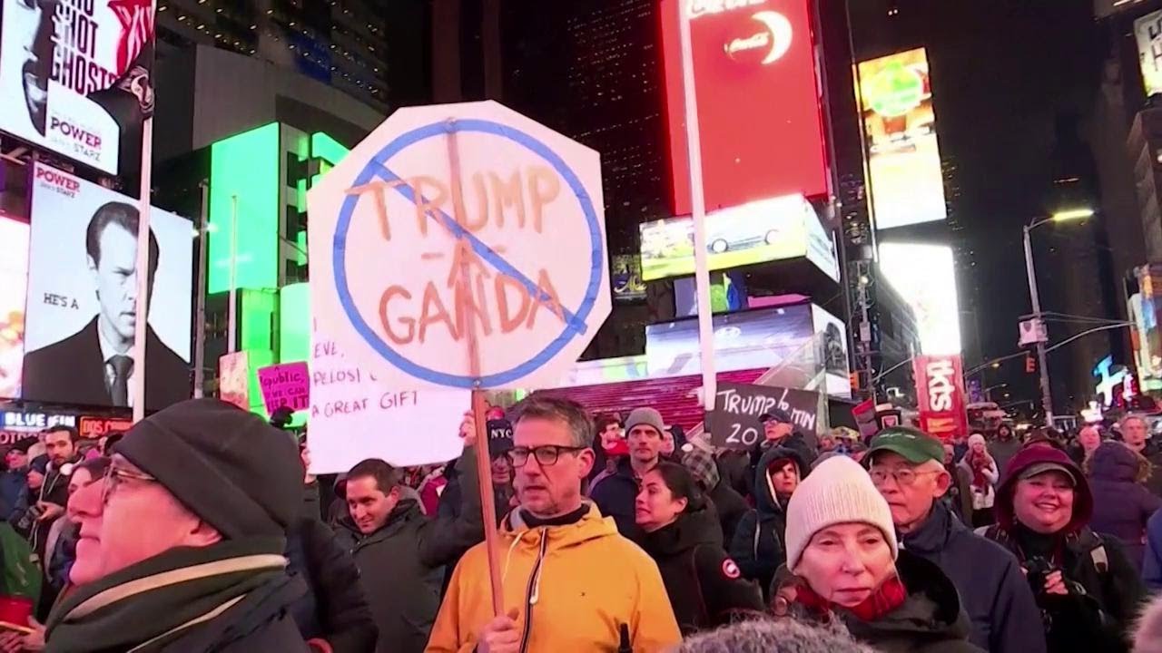 New York, centinaia di manifestanti a Time Square per chiedere l'impeachment per Trump