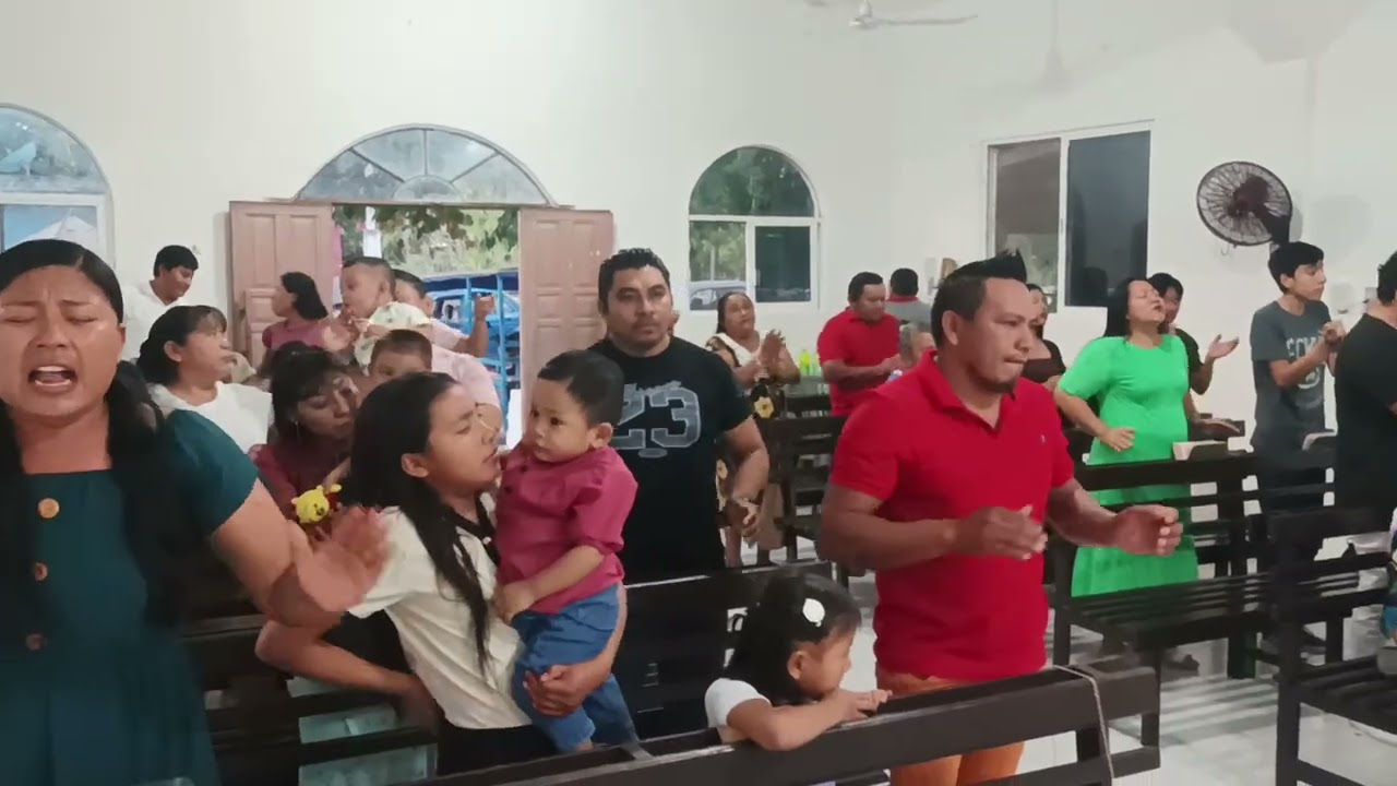 Bendecida a Dios con alabanza 