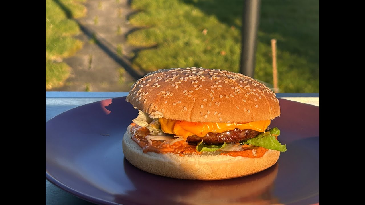 Einen perfekten Hamburger Royal TS im BEEFER Oberhitzegrill machen